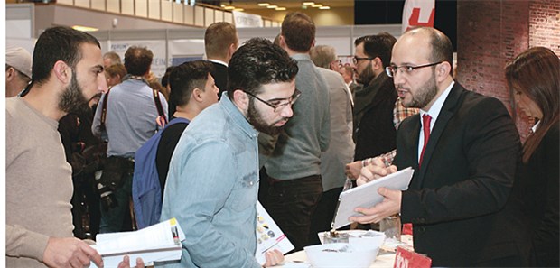 Healthcare-Jobs – für viele Flüchtlinge ein steiniger Weg Der ehemalige Flüchtling Taiseer Kuzbari (r.) informiert über Jobperspektiven bei Boehringer Ingelheim.