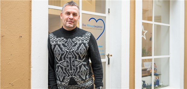 Vom Profi-Kicker zum Alltagshelfer Der ehemalige Fußballspieler Silvio Meißner vor dem Büro der „Alltagsbegleiter“. Er leitet die Niederlassung in Saarbrücken, die Menschen betreut, die auf Hilfe angewiesen sind.