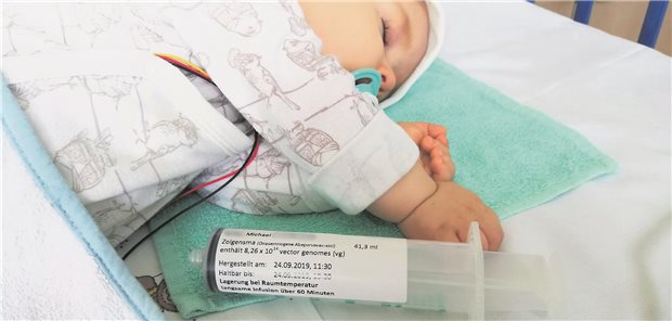 Gentherapie bei SMA nun auch für Babys in Deutschland Der einjährige Michael schläft, während er eine Injektion mit dem Genpräparat Zolgensma gegen spinale Muskelatrophie bekommt.