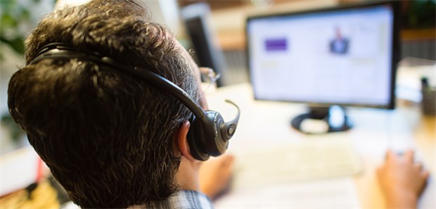 Wege aus der Angst Der evangelische Pfarrer und Online-Berater Norbert Ellinger sitzt mit einem Headset in einem Büro vom Evangelischen Beratungszentrum (ebz) in München.