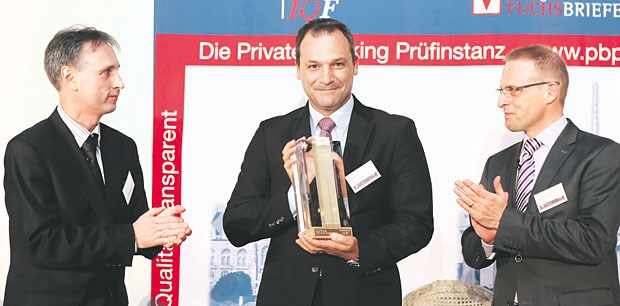"Fuchsbriefe" küren die besten Vermögensverwalter Der "ewig beste" Vermögensmanager: Gian A. Rossi von der Bank Julius Bär (Mitte) mit den Vertretern der Prüfinstanz Dr. Jörg Richter, IQF-Geschäftsführer (rechts) und Ralf Vielhaber, Chefredakteur Fuchs Report (links).