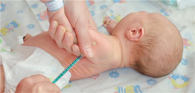 Ein Baby wird geimpft.