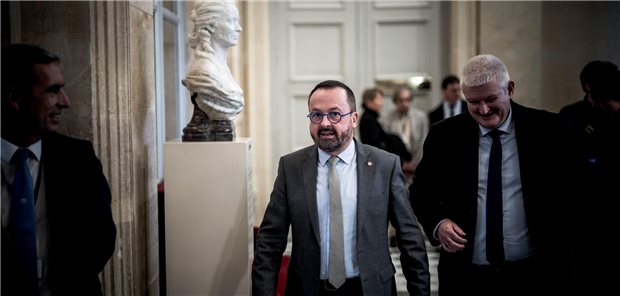Sterbehilfegesetz in Frankreich nimmt erste Hürde Der französische Gesundheitsminister und Arzt Dr. Yannick Neuder (li.) und der Berichterstatter des umstrittenen Gesetzentwurfs Olivier Falorni – hier in der Nationalversammlung im Dezember 2024.