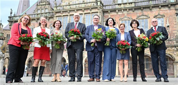 Claudia Bernhard bleibt Gesundheitssenatorin in Bremen Der frisch gewählte Senat von Bremen mit der alten und neuen Senatorin für Gesundheit, Frauen, Verbraucherschutz und Pflege, Claudia Bernhard (2. von rechts).