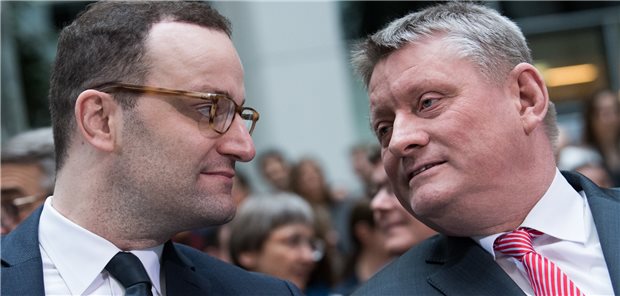 Gröhe und Spahn handelten nach Maßstäben der christlichen Ethik Der frühere Bundesgesundheitsminister Hermann Gröhe (r, CDU) und sein Nachfolger Jens Spahn (l, CDU) bei der Übergabe des Gesundheitsministeriums 2018. Sie sind beide gläubige Christen.
