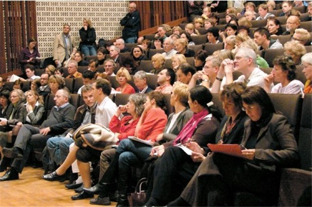 Der große Hörsaal der Charité Uniklinik war bis auf den letzten Platz besetzt. Ärztekammer, KV und Senatsverwaltung hatten eingeladen.