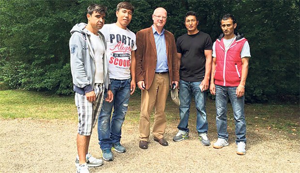 Sprechstunde im Asylheim weckt Argwohn bei Behörden Der grüne Landtagsabgeordnete Manfred Kern mit Bewohnern des Flüchtlingsheims in Schwetzingen.