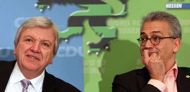 Schwarz-Grün will neues Klinikgesetz Der hessische CDU Ministerpräsident Volker Bouffier (links) und der Vorsitzender von Bündnis 90/Die Grünen in Hessen, Tarek Al-Wazir (rechts) bei der Vorstellung des Koalitionsvertrages.