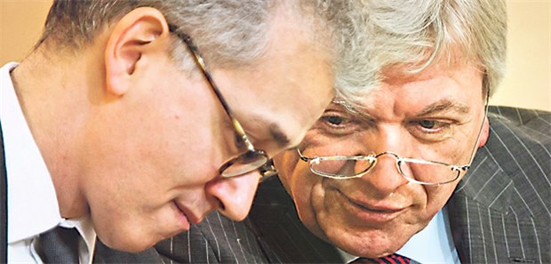 Harte Zeiten für Schwarz-Grün in Hessen Der hessische Wirtschaftsminister Tarek Al-Wazir (Grüne, links) und Ministerpräsident Volker Bouffier (rechts) sind nun Duzfreunde.