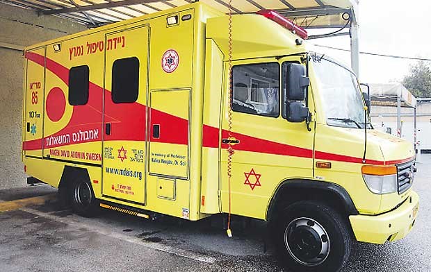 Mit der "Wunsch-Ambulanz" ins letzte Glück Der in Deutschland gebaute Krankenwagen steht in einem Vorort von Tel Aviv. Bereits rund 100 Mal ist die "Wunsch-Ambulanz" ausgerückt.
