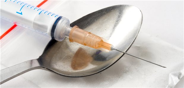 Eine Spritze liegt auf einem Löffel. 