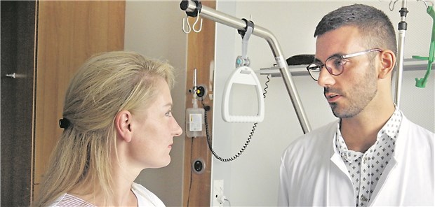 „In Italien gibt es zu wenig Weiterbildung“ Der italienische Arzt Dr. Gianluigi Brescia im Gespräch mit Kateryna Nezhentseva, Krankenschwester aus der Ukraine. Beide arbeiten am Lukaskrankenhaus in Neuss, das regelmäßig Personal im Ausland anwirbt.