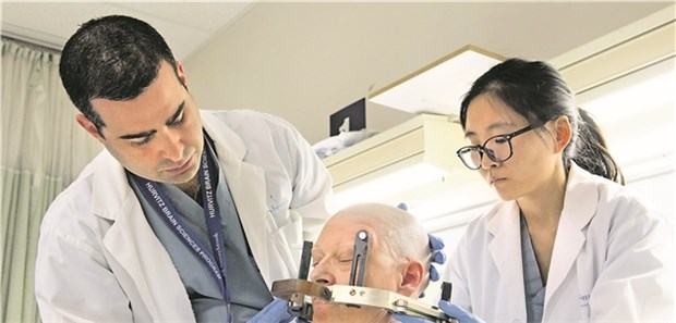 Weltruhm für kanadische Ärzte Der kanadische Neurochirurg Dr. Nir Lipsman (links) will Patienten mit Morbus Alzheimer die Blut-Hirn-Schranke öffnen.