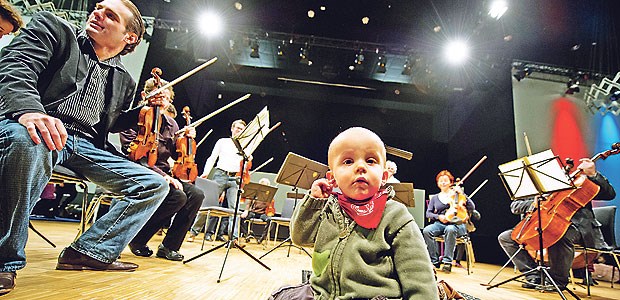 Babykonzerte boomen Der kleine Niklas und die großen Musiker: Mit seinen Eltern besucht er das Babykonzert des Württembergischen Kammerorchesters Heilbronn.