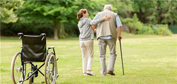 Der körperliche Verfall scheint bei Personen mit einer Krebserkrankung in der Vorgeschichte schneller vonstattenzugehen. Grund könnten unter anderem durch den Krebs bedingte Genominstabilitäten sein.