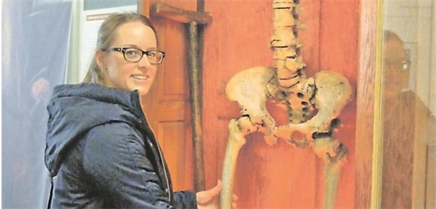 Langer Anton geht auf Reisen Der lange Anton mit der forensischen Anthropologin Nina Ulrich.