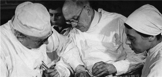 Sauerbruch – ein Arzt mit vielen Facetten Der legendäre Chirurg Professor Ferdinand Sauerbruch bei einer Operation. Ullstein Bild / dpa