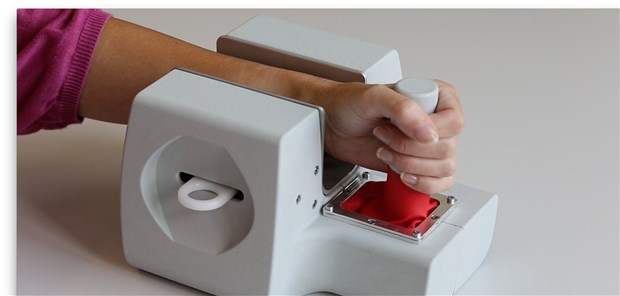 Der mobile Ultraschall-Handscanner misst die Verknöcherung der Epiphysenfuge.