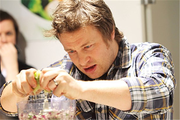 Nachhaltigkeitspreis an TV-Koch und Bee Gees-Sänger "Der nackte Koch" und Träger des Deutschen Nachhaltigkeitspreises Jamie Oliver in Aktion.