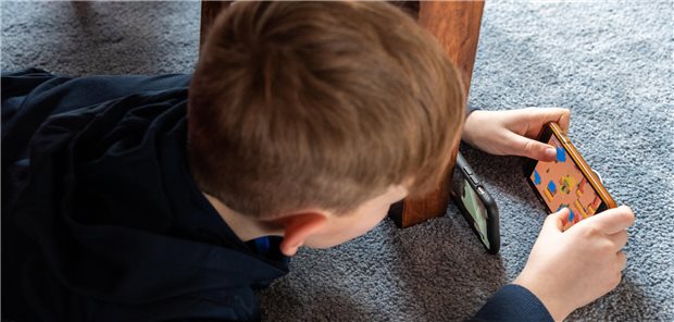 Krankenkasse: Immer mehr Kinder leiden an Bewegungsstörungen Kind spielt an Smartphone