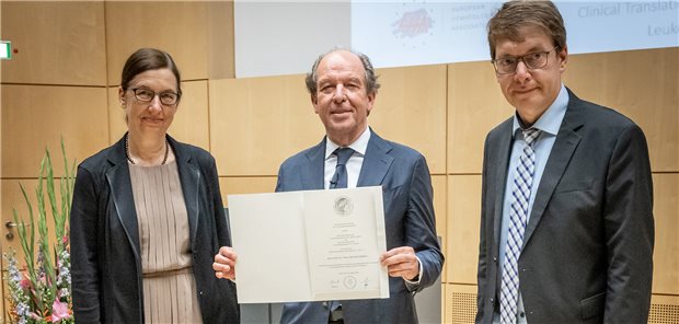 Ehrendoktorwürde für Professor Klaus-Michael Debatin Der neu ernannte Ehrendoktor der Medizinischen Fakultät der Universität Duisburg-Essen, Professor Klaus-Michael Debatin (Mitte), mit der Uni-Rektorin Professorin Barbara Albert und Dekan Professor Jan Buer.