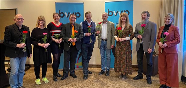 Waldherr bleibt Vorstandschef des bvvp Der neu gewählte Vorstand des bvvp (von links nach rechts): Rainer Cebulla (Schriftführer), Bettina van Ackern (Beisitzerin), Ariadne Sartorius (Beisitzerin), Mathias Heinicke (Stvtr. Vorsitzender), Benedikt Waldherr (Vorsitzender), Reinhard Martens (Stvtr. Vorsitzender), Ulrike Böker (Beisitzerin), Michael Brand (Schatzmeister) und Gerhild Rausch-Riedel (Beisitzerin).