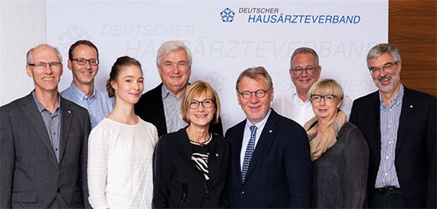 Weigeldt bleibt Hausärzte-Chef Der neue Bundesvorstand (v.l.): Jens Wagenknecht (Beisitzer), Dr. Ulf Zitterbart (Beisitzer), Dr. Leonor Heinz (Beisitzerin), Dr. Dieter Geis (1. Stellv. Vorsitzender), Anke Richter-Scheer (3. Stellv. Vorsitzende), Ulrich Weigeldt (Bundesvorsitzender), Dr. Berhold Dietsche (2. Stellv. Vorsitzende), Dipl.-Med. Ingrid Dänschel (Schriftführerin) und Armin Beck (Schatzmeister).