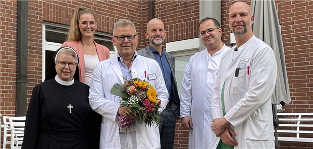 Neuer Chefarzt in Thuine: Heinrich Bergmann leitet die Klinik für Allgemein- und Viszeralchirurgie Der neue Chefarzt Heinrich Bergmann (3.v.l.) wurde begrüßt von (v.l.) Krankenhausoberin Schwester Maria Manuela Höwelhans, Carina Meyer zu Holle (Stellvertretende Verwaltungsdirektorin), Dr. Bernd Runde (Geschäftsführung), Mohamad Samir Aldarwish (Leitender Oberarzt) sowie Bernd Schmitz (Chefarzt und Ärztlicher Direktor).