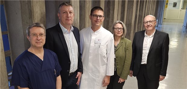 Chefarztwechsel am Caritas-Krankenhaus St. Lukas in Kelheim Der neue Chefarzt am Caritas-Krankenhaus St. Lukas wird Dr. Markus Schmola (2.v.l.). Begrüßt wird er vom Ärztlichen Direktor Dr. med. Volker Benseler (l.) und dem bisherigen Chefarzt der Abteilung für Anästhesie und Intensivmedizin, Dr. med. Alexander Frohmajer (Mitte) sowie Geschäftsführerin Sabine Hehn und Landrat Martin Neumeyer.