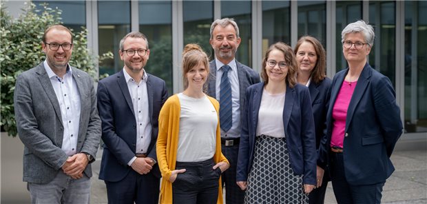 Markus Strauß zum Kammerpräsidenten an der Saar gewählt Der neue Kammervorstand: Professor Georg Omlor, Geschäftsführer Frank John, Dr.
Clara Braun, Dr. Markus Strauß, Dr. Dorothea Kerner, Dr. Lea Laubenthal und Anja
Feld (v.l.n.r.).