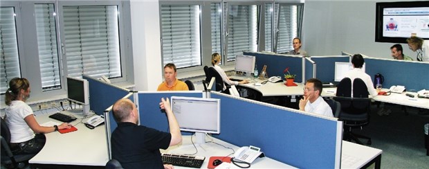 "Ärzte Zeitung" startet in neues Zeitalter Der neue Newsroom der "Ärzte Zeitung": Links sitzen die Blattmacher, rechts die Koordinatoren fürs Internet.