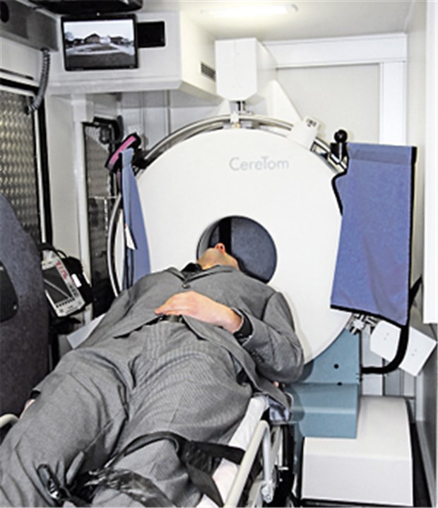 Schlaganfall-Rettungswagen soll Patienten schneller helfen Der neue Rettungswagen für Schlaganfall-Patienten enthält einen kompakten Computertomografen.