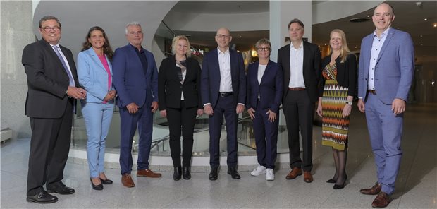Ulrich Schmid führt VDGH weitere zwei Jahre Der neue VDGH-Vorstand (v. l.): Ulrich Schmid, Stefanie Giesener, Dr. Thorsten Hilbich, Dr. Anika Jöcker, Dr. Peter Schüßler, Dr. Anette Leue, Dirk Schick, Dr. Liane Bauer und Dr. Matthias Probst.