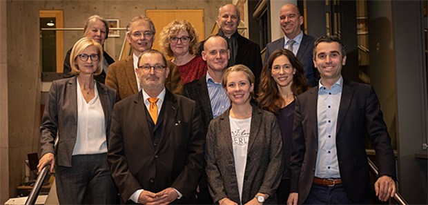 Jonitz bestätigt Der neue Vorstand: Dr. Regine Held, Bettina Linder, Dr. Klaus-Peter Spies, Dr. Günther Jonitz, Dr. Heike Kunert, Dr. Thomas Werner, Dr. Matthias Blöchle, Dr. Laura Schaad, Dr. Susanne von der Heydt, Dr. Christian Messer, Dr. Peter Bobbert (v.l.).