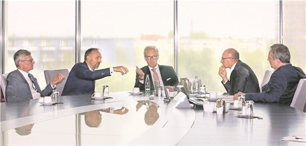 Der neue Vorstand der Kassenärztlichen Bundesvereinigung im Gespräch mit Redakteuren der „Ärzte Zeitung“. V. l. n. r.: Dr. Thomas Kriedel, Dr. Stephan Hofmeister, Dr. Andreas Gassen, Chefredakteur Wolfgang van den Bergh und Anno Fricke.