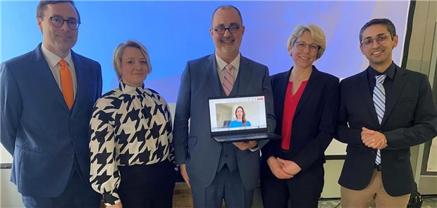 Der neue Vorstand des BVDD (v.l.): Dr. Jan Ter-Nedden, Schatzmeister, Dr. Cora Lu Overbeck, Generalsekretärin, Dr. Ralph von Kiedrowski, Präsident, krankheitsbedingt online zugeschaltet: Professor Sabine Steinke, 3. Beisitzerin, Dr. Thyra Caroline Bandholz, Vizepräsidentin, und Dr. Nima Nasserani, 4. Beisitzer.