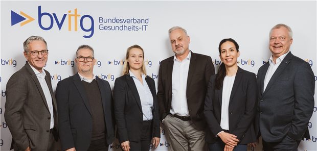 Bundesverband Gesundheits-IT hat einen neuen Vorsitzenden Sechs Personen stehen vor einem Schild mit der Aufschrift: bvitg