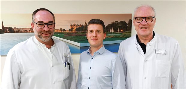 Dr. Martin Heinrich wird neuer Chefarzt bei Helios in Schwerin Der neue ZNA-Leiter Dr.Martin Heinrich (Mitte) mit Professor Stefan Schulz-Drost (links) und Schwerins Ärztlichem Direktor Professor Jörg-Peter Ritz.