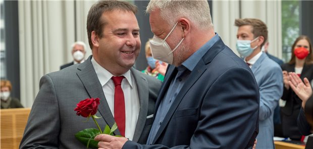 Neue saarländische Regierung will Pflege zügig anpacken Der neue saarländische Gesundheitsminister Magnus Jung (SPD) (l.) erhält nach seiner Vereidigung eine rote Rose vom SPD-Fraktionsvorsitzenden Ulrich Commercon.