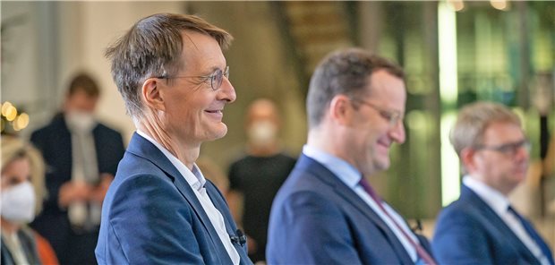 Gesundheitsminister Lauterbach skizziert erste Gesundheitspläne Der neue und der alte Minister: Karl Lauterbach (li.) und Jens Spahn (Mitte) bei der Amtsübergabe im Bundesgesundheitsministerium am Mittwoch.