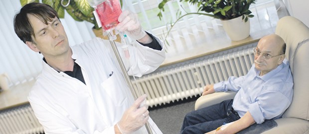 Vertragsärzte setzen Fuß in die Kliniktür Der niedergelassene Hämatologe und internistische Onkologe Dr. Udo Hieber aus Mannheim in seiner Praxis.
