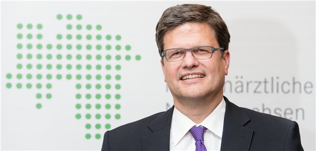 Der niedersächsische Landkreistag lenkt von den eigenen Versäumnissen der Landkreise als Träger des Rettungsdienstes und von Krankenhäusern ab, glaubt Mark Barjenbruch, KV-Chef in Niedersachsen.