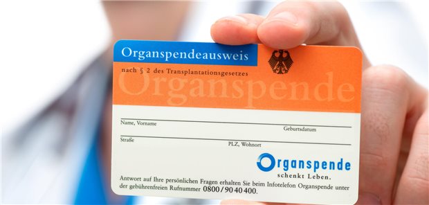 Wie Kollegen die Organspende-Beratung in den Praxisalltag integrieren Der papierene Organspendeausweis soll bald der Vergangenheit angehören. Denn noch im März geht das Online-Organspende-Register an den Start.