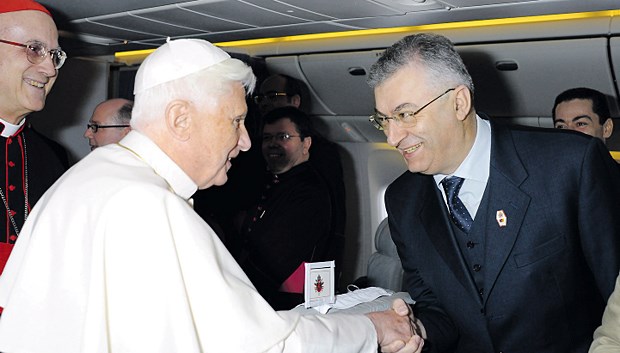 Ärzte im Einsatz für den Heiligen Vater Der persönliche Leibarzt von Papst Benedikt XVI. Patrizio Polisca (rechts) weicht selten von seiner Seite.