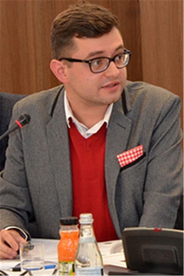 Junge Ärzte in Polen bekommen drei Euro pro Stunde Der polnische Arzt Michael Pardel berichtete von der Situation von jungen Ärzten nach dem Studium.