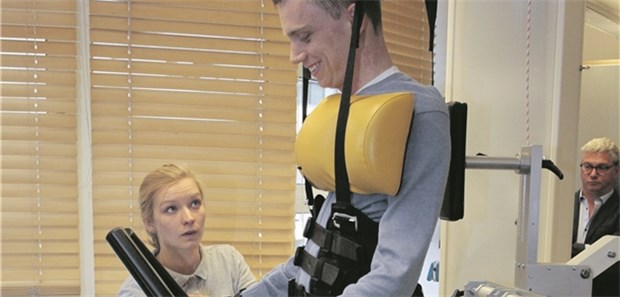 Reha-Center gibt Gelähmten neue Hoffnung Der querschnittgelähmte Patient Darius trainiert im Berliner Walk Again Center mit einem Exoskelett, dem Lokomaten.