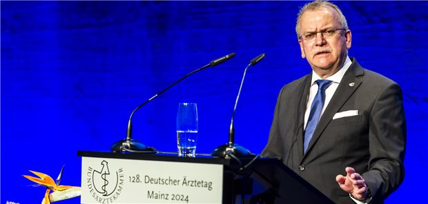 Der rheinland-pfälzische Kammerpräsident Günther Matheis begrüßte die Gäste zum 128. Deutschen Ärztetag in Mainz.