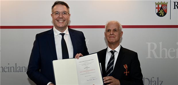 Bundesverdienstkreuz für bpa-Chef Bernd Meurer Der rheinland-pfälzische Sozialminister Alexander Schweitzer (l.) überreicht bpa-Präsident Bernd Meurer in Mainz die Urkunde zum Erhalt des BUndesverdienstkreuzes.