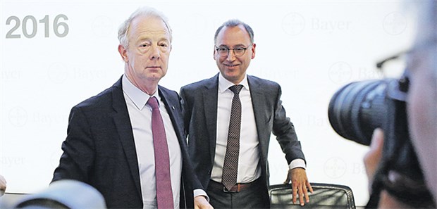 Innovationen bescheren Bayer zweistelliges Pharma-Plus Der scheidende Bayer-Vorstandschef Marijn Dekkers (links) und sein designierter Nachfolger Werner Baumann bei der Bilanzpressekonferenz am Donnerstag in Leverkusen. Baumann tritt sein Amt am 1. Mai an.