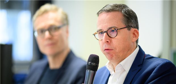 Martin Scherer: Kulturwandel gegen das Chaos im Gesundheitssystem erforderlich Der scheidende DEGAM-Präsident Professor Martin Scherer (r.) und Kongress-Präsident Professor Nils Schneider (l.) bei der Eröffnungs-Pressekonferenz: Ein Primärzarztsystem könnte dazu beitragen, „mehr prozedurale Exzellenz in das Gesundheitssystem“ zu bringen. Medizinische Exzellenz, so Scherer, gebe es in Praxen und Kliniken ganz viel.